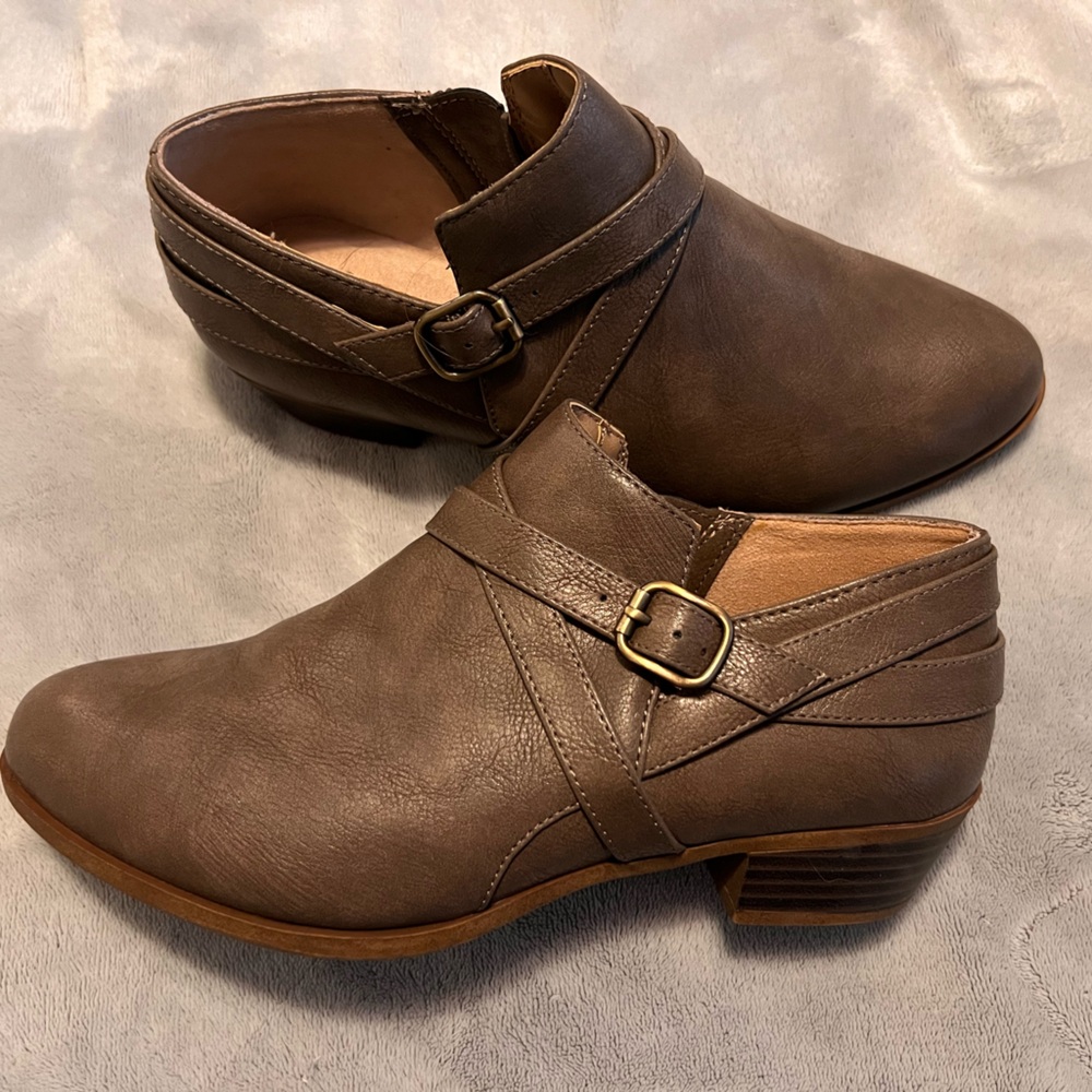 Brand new in box Life Stride Adley Ankle bootie Sz 8